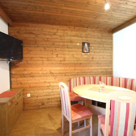 Spacious Near Area In Apartment *